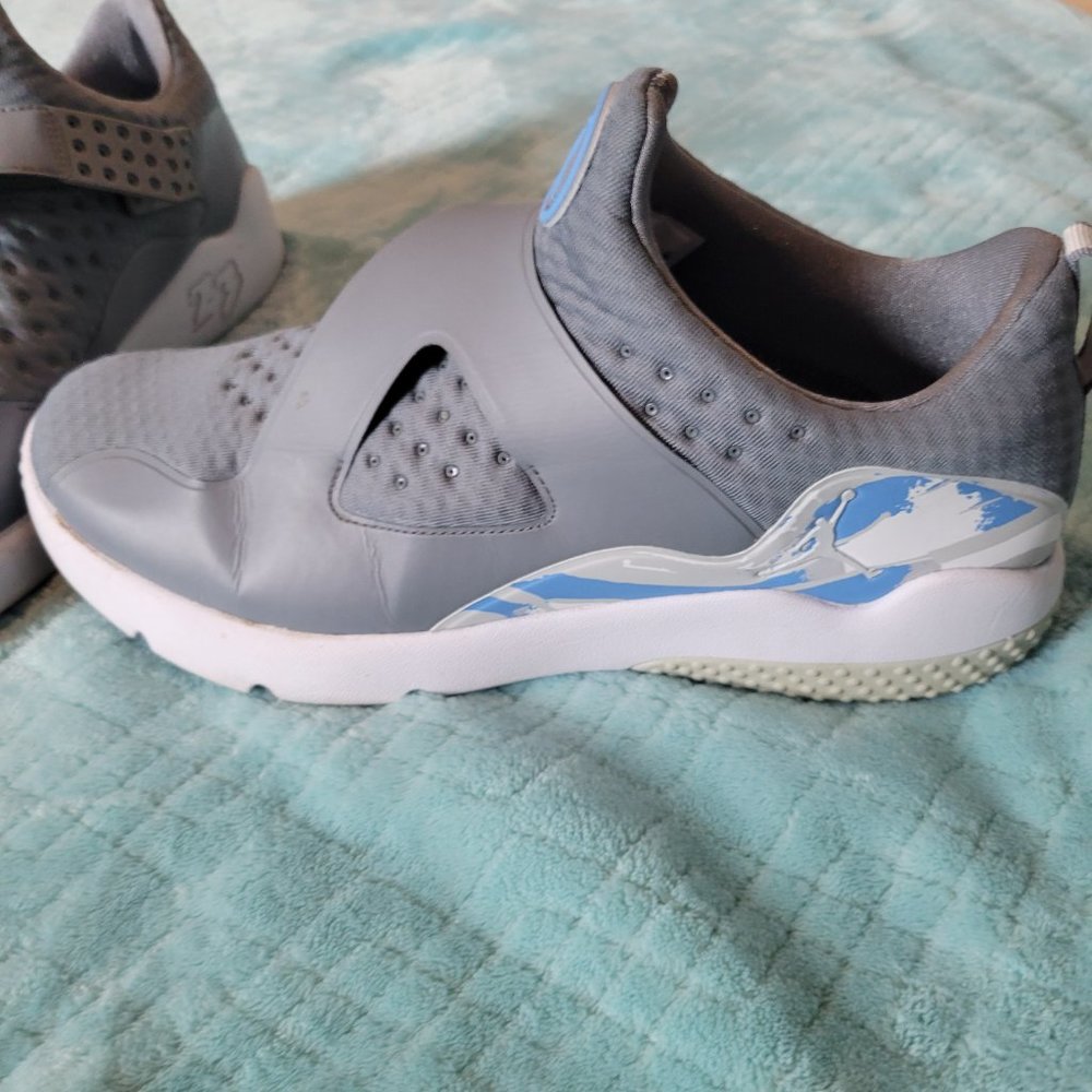 JORDAN BRAND MENS SNEAKERS IN NORTH CAROLINA TARHEELS COLORS - Picture 2 of 7